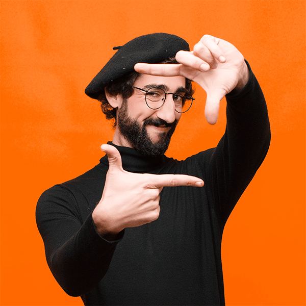Homme cadrant une image avec ses mains